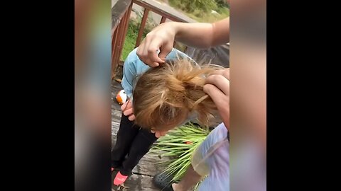 Squirrel getting into the girl's hair😨😂