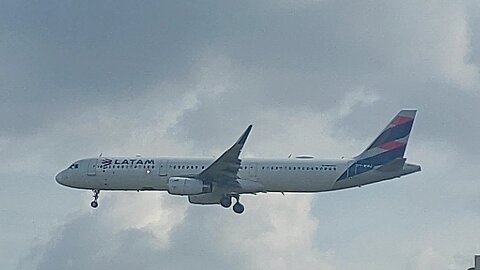 Airbus A321 PT-MXJ vindo de Guarulhos e Airbus A321 PT-MXQ vindo de Brasília para Manaus