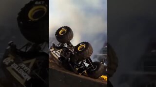 MONSTER JAM = SEE WHAT HAPPENS DURING THE VIDEO = Léo Sócrates