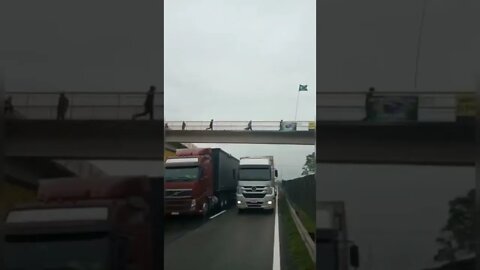 Gaviões da Fiel desobstruindo paralisação na Via Dutra
