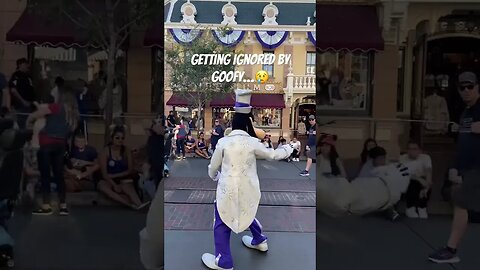 Goofy just walks on by. #goofy #disneyland #disneyparks #mainstreet