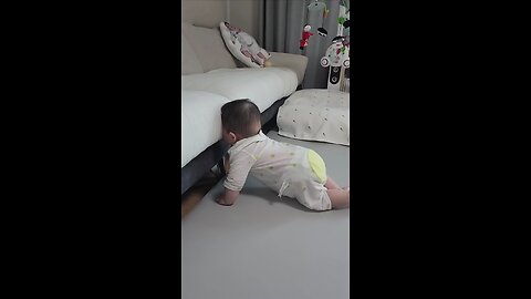baby try to stand himself
