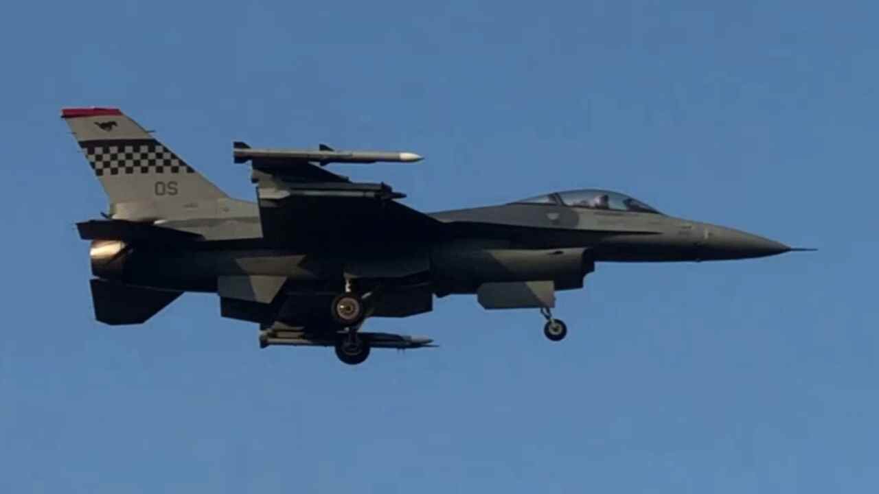 USAF F-16 Viper formation landing 1