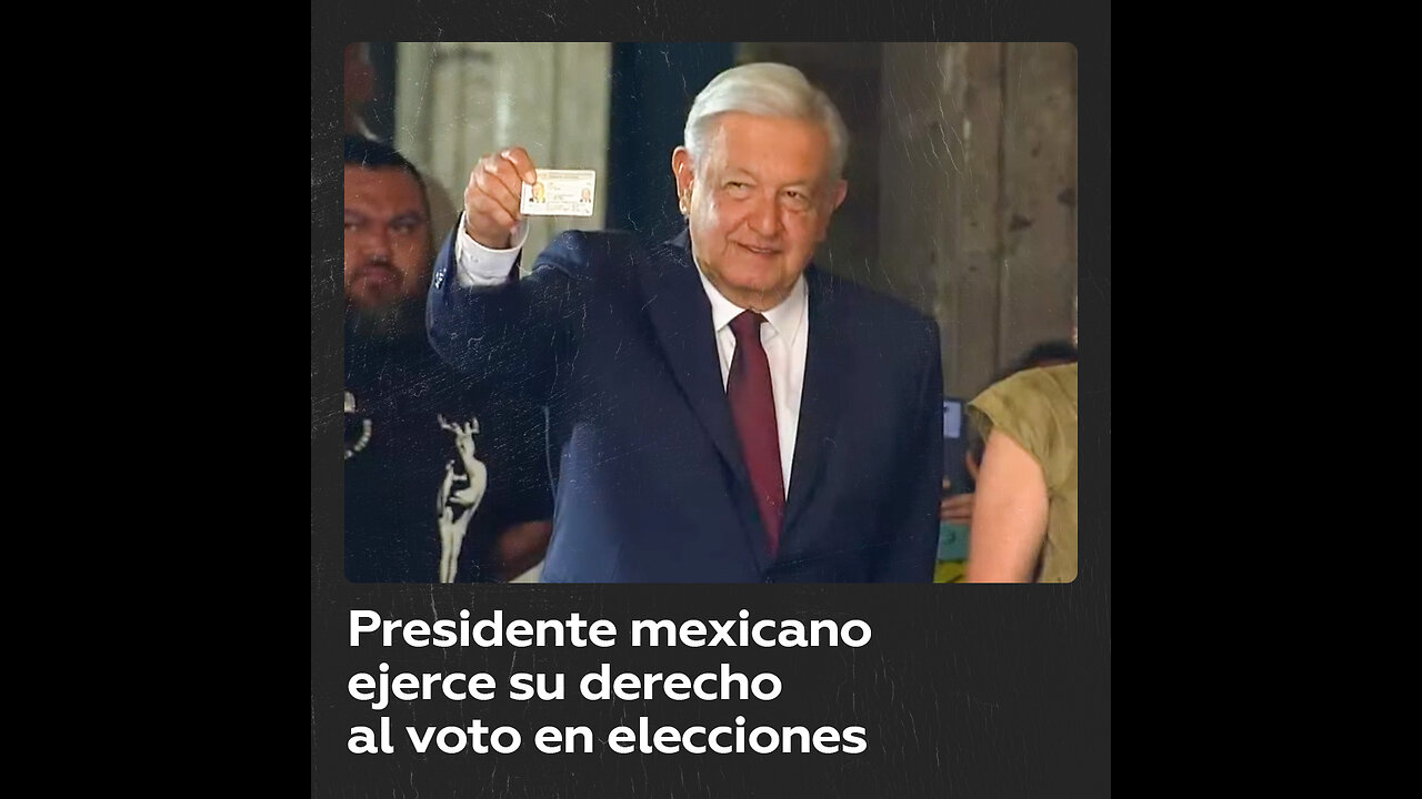 Andrés Manuel López Obrador llega a la casilla electoral para emitir su voto