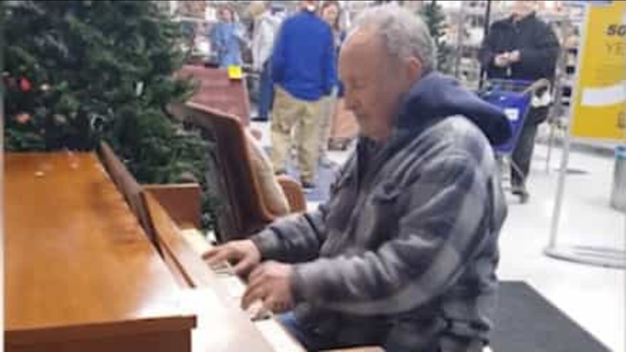 Gubbe fascinerar kunder i butik med sitt pianospel