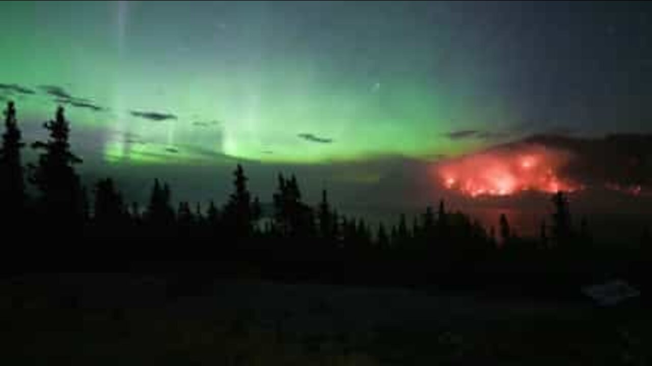 L'incontro tra un'aurora boreale e un incendio in time-lapse
