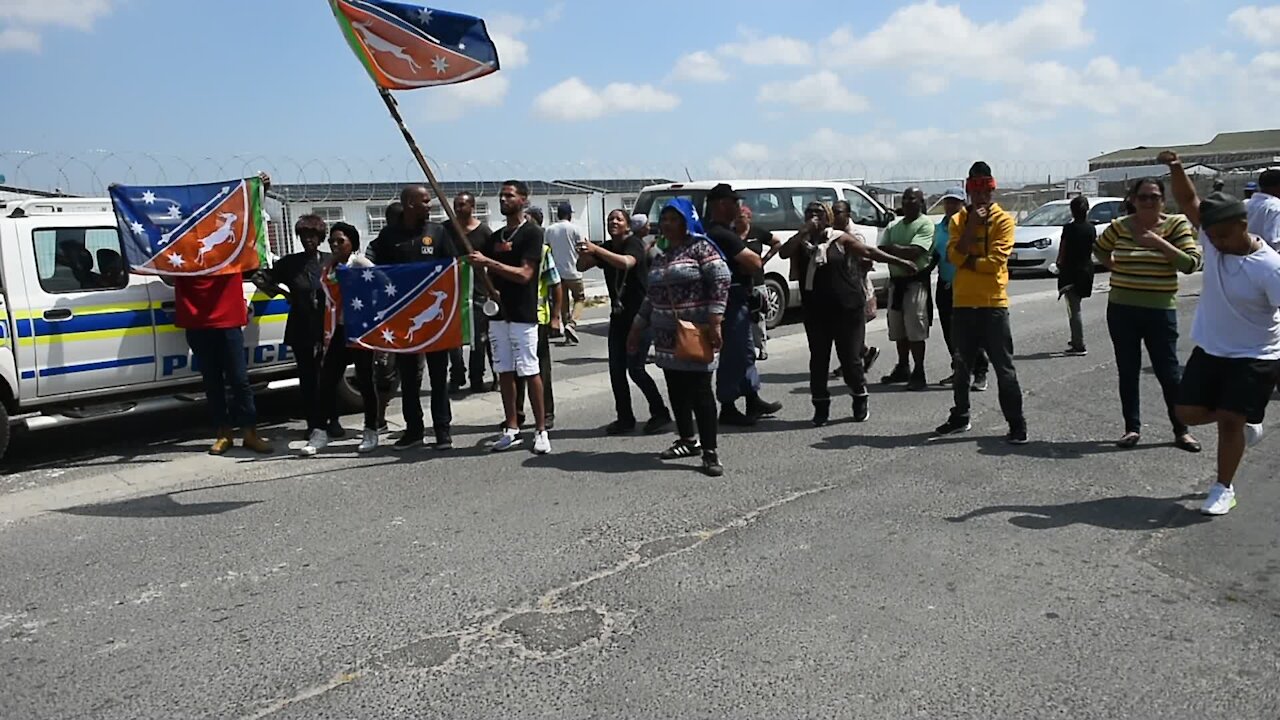 SOUTH AFRICA - Cape Town - Silversands and Mfuleni residents clash over school(Video) (Zed)