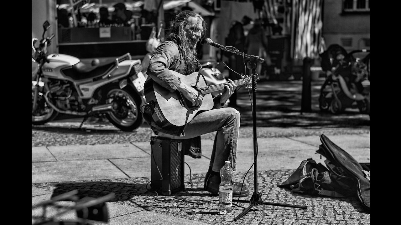 guitar player "Wonderwall" (Oasis) performed live by busker in London