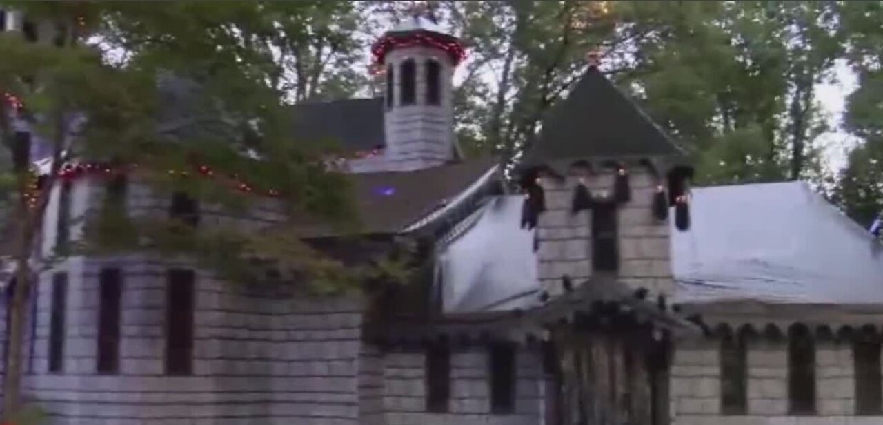 North Carolina man decorates home