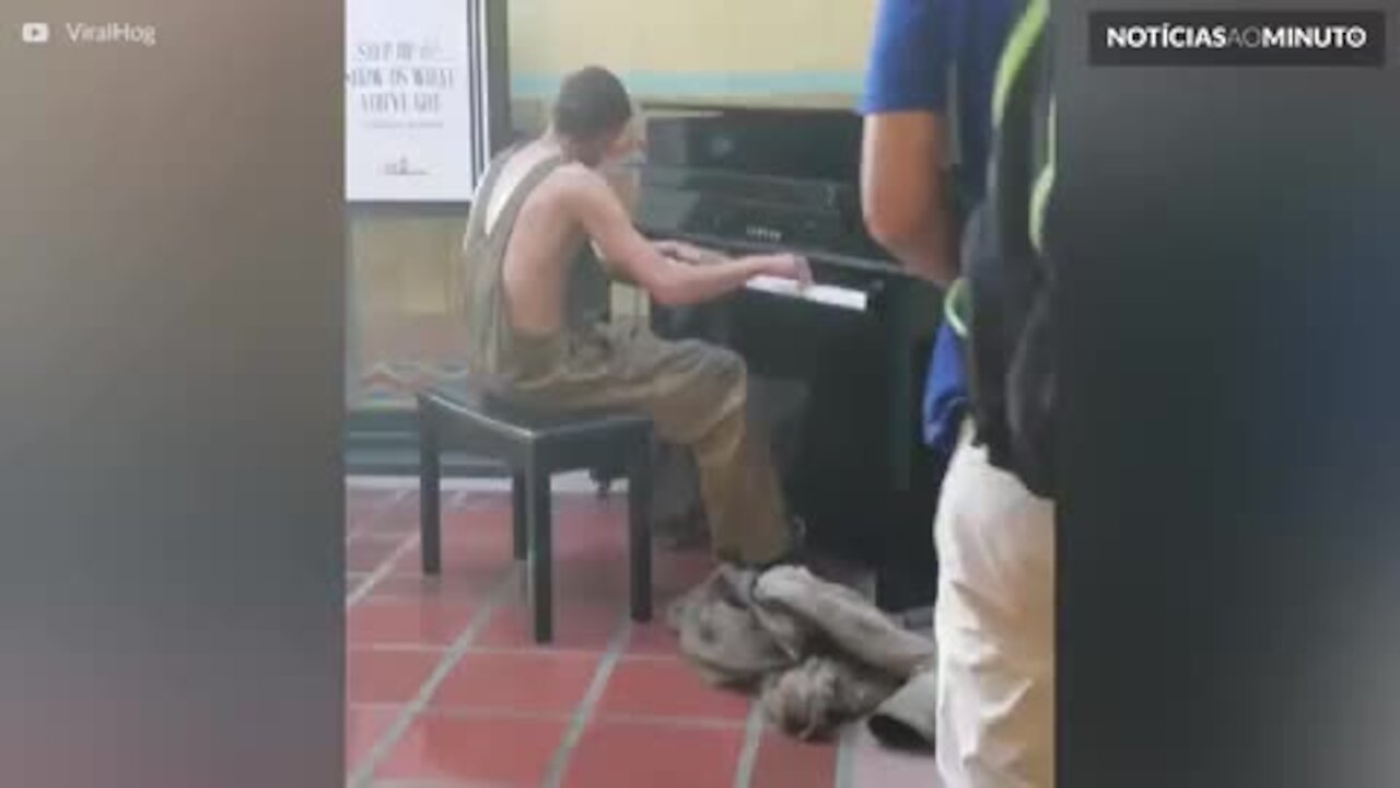 Mendigo emociona ao tocar piano em estação de trem