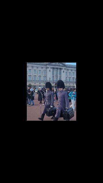 Two kings guards out side Buckingham Palace