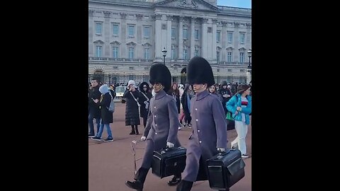 Two kings guards out side Buckingham Palace
