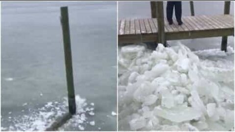 노스캐롤라이나 해변의 독을 밀고 들어오는 얼음들