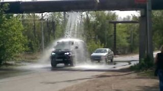 Drivers take advantage of leak to wash their cars