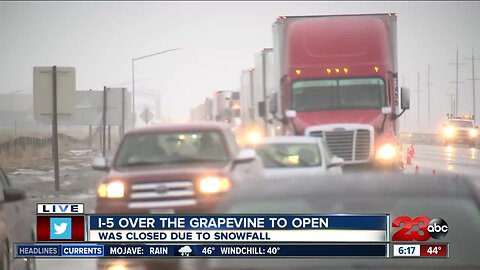 CHP closes the I-5 over the Grapevine due to snowfall