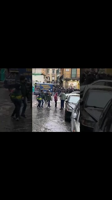 Napoli x Eintracht Frankfurt - Ultras usando capacetes e indo ao confronto em Nápoles