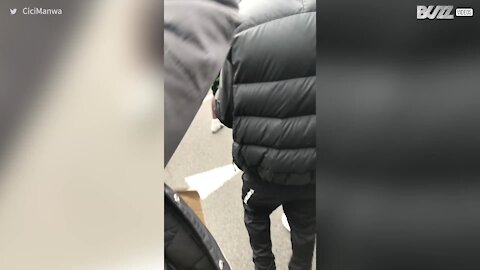 Un jeune garçon s'illustre en dansant lors d'une manifestation