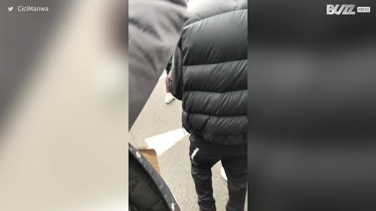 Un jeune garçon s'illustre en dansant lors d'une manifestation