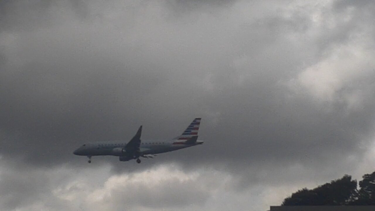 Embraer 175 N516SY American Eagle e outros no Posto de combustíveis da Atem na Avenida do Turismo