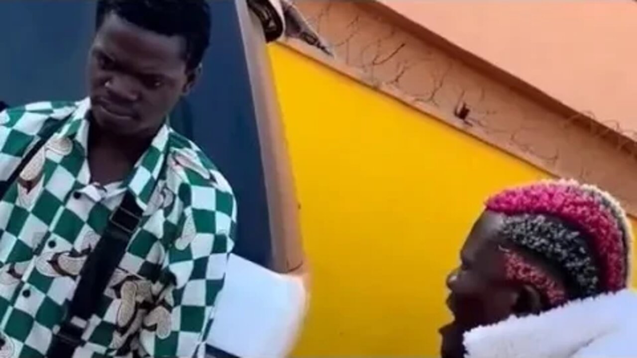 Singer Portable seen assaulting his artist (video).