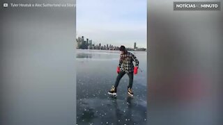 Jovem faz patinação no gelo no porto congelado de Toronto