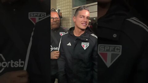 James Rodriguez chegando no aeroporto tomado de torcedores do São Paulo