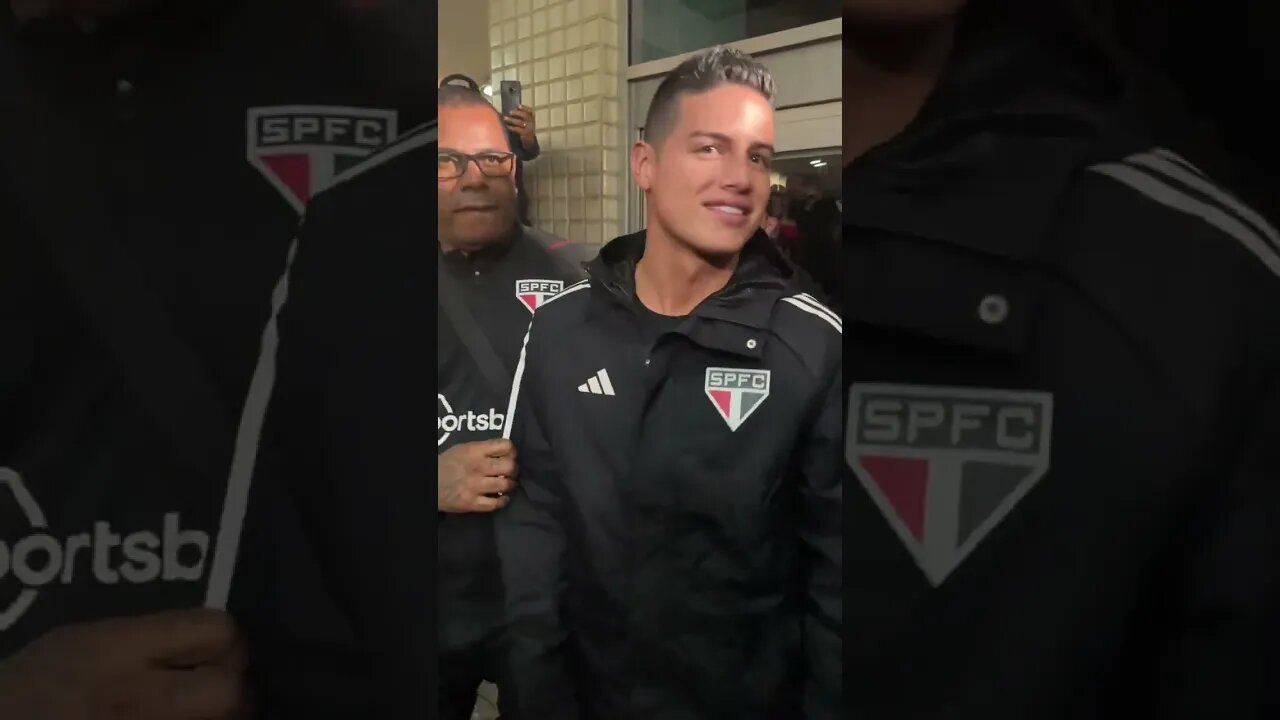 James Rodriguez chegando no aeroporto tomado de torcedores do São Paulo