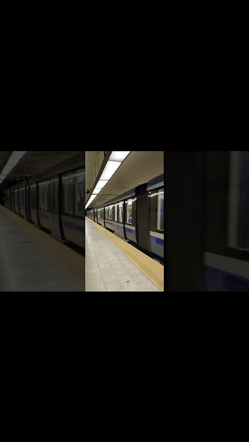 Square victoria Metro early morning