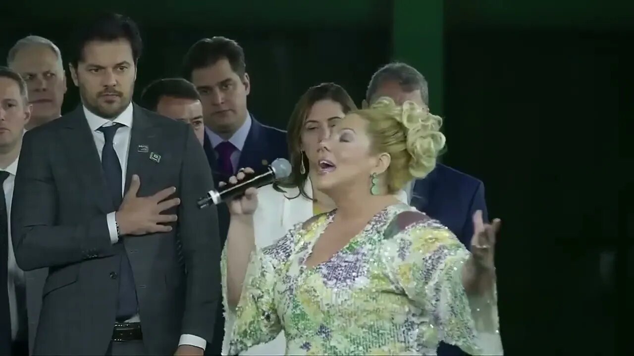 Cantora CHORA cantando HINO NACIONAL e algo inesperado ACONTECE