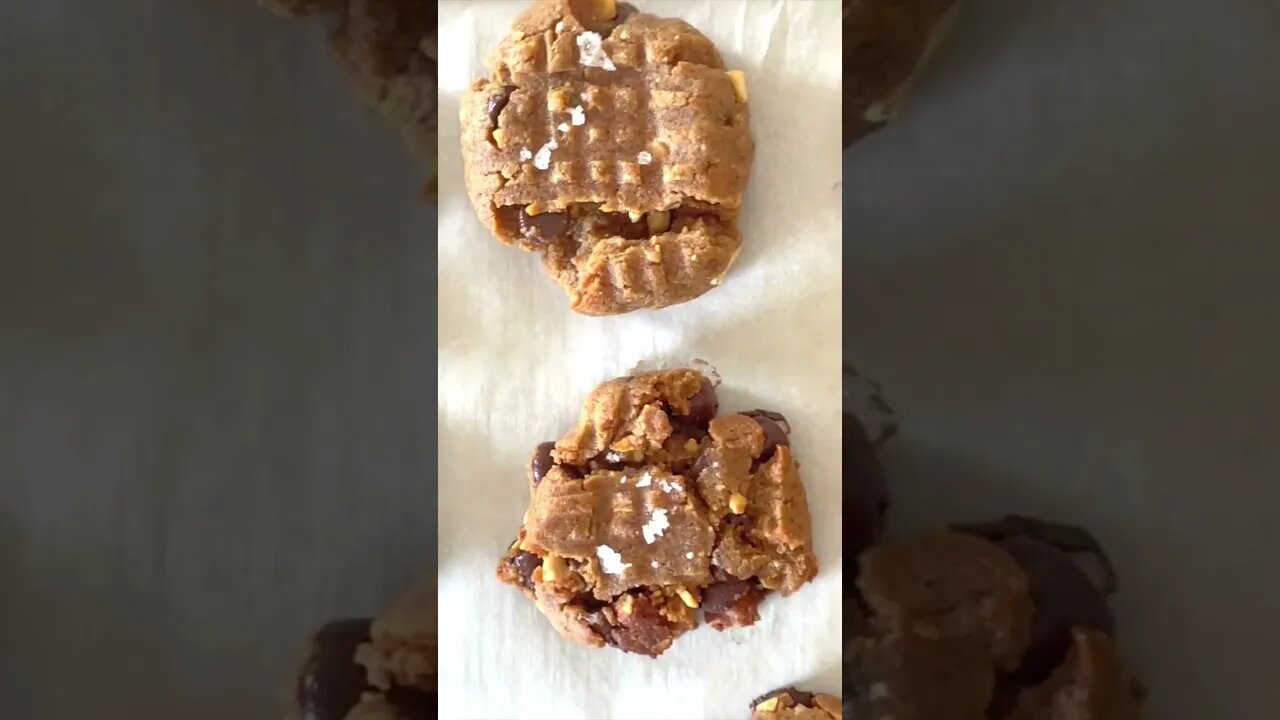 4 Ingredient Low Carb Chocolate Chip Peanut Butter Cookies #lowcarb #cookies #recipe #sugarfree