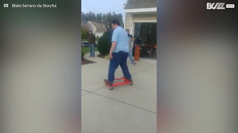 Impressionnante chute à bord d'un skateboard improvisé!