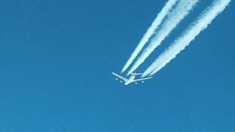 Following a Singapore Airlines A380 Super from below, on a B747-400