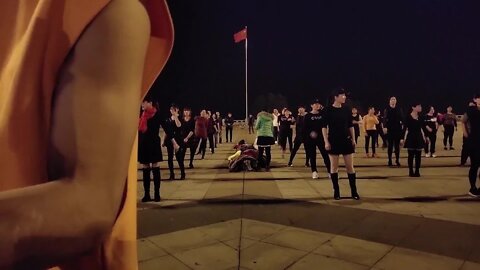 帅小伙带领百人齐跳广场舞《失恋阵线联盟》，舞姿整齐的有点惊人【順能炫舞團】