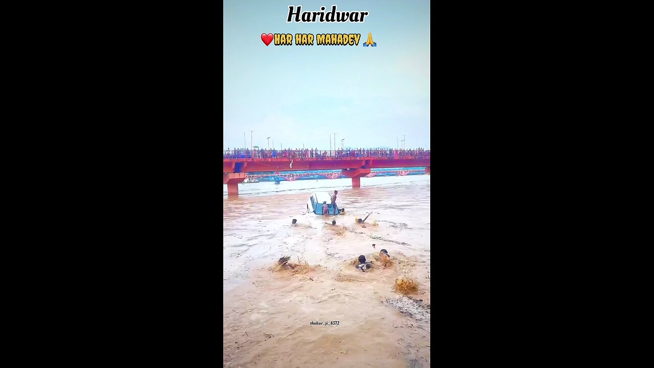 ganga meta me gaadi tar rahi