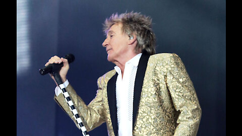 Sir Rod Stewart takes up boxing