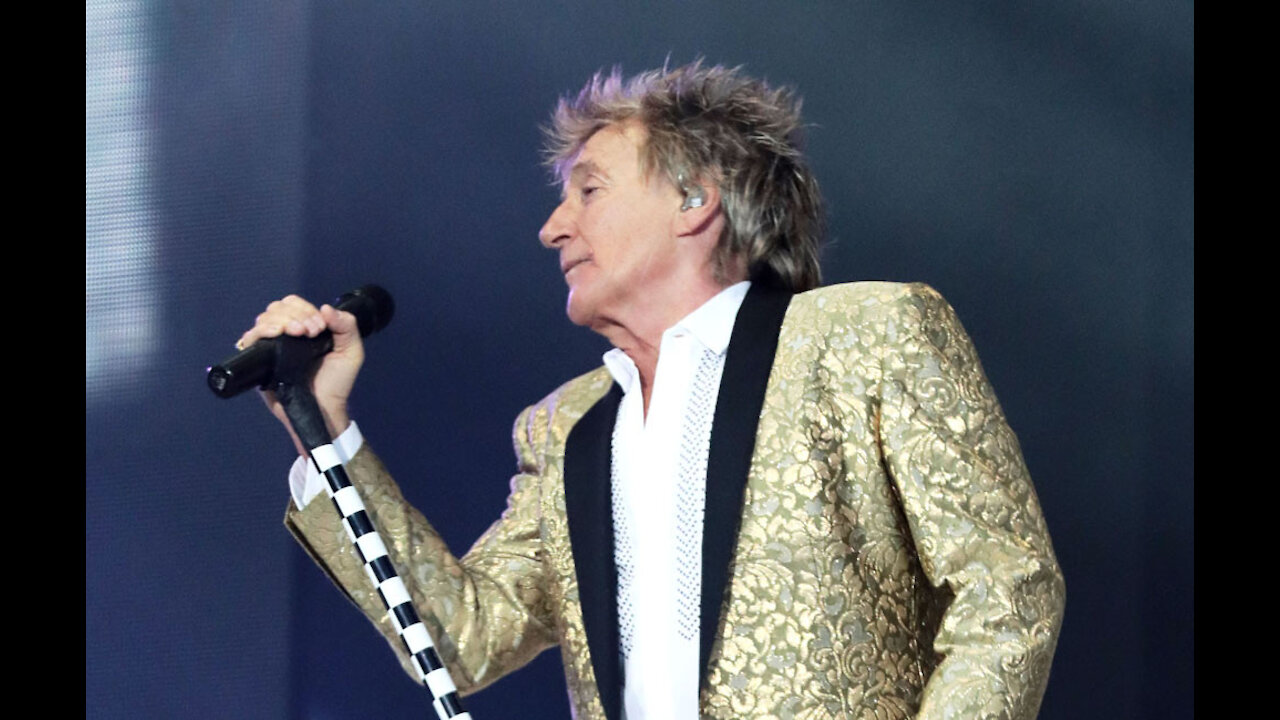 Sir Rod Stewart takes up boxing