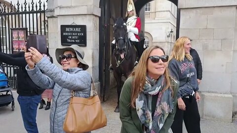 All the tourist pose all at the same moment for pictures with the kings guard #horseguardsparade