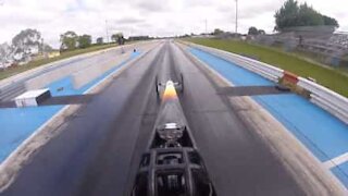 Dragster ad alta velocità va quasi fuori pista