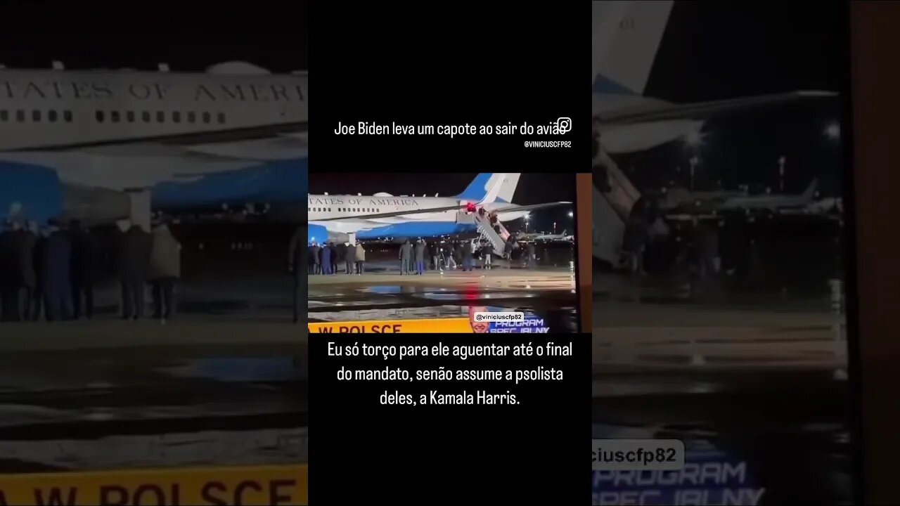 Joe Biden leva um capote ao sair do avião