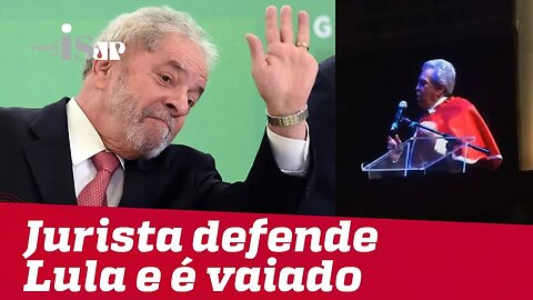 Jurista petista é vaiado ao defender Lula em colação de grau