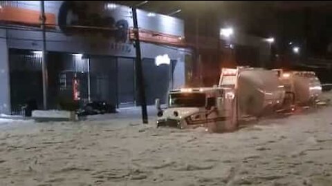 Au Mexique, ce camionneur affronte une tempête de grêle