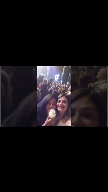 Roberto Carlos brincando que está com dores nas costas. Minha esposa e filha ganharam uma rosa dele