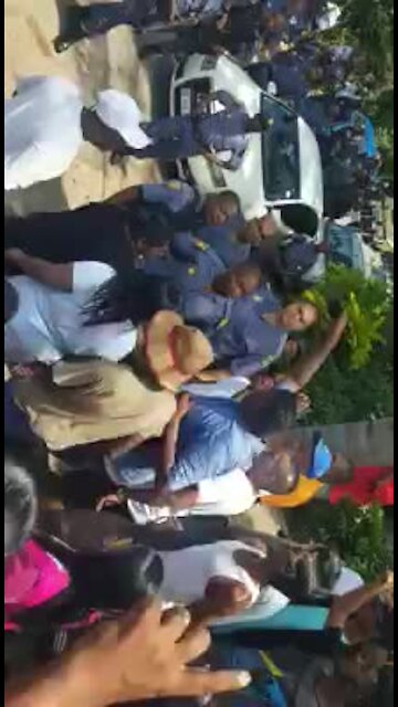 Video: Pics: Police attacked on Shallcross drug raid (Qsc)