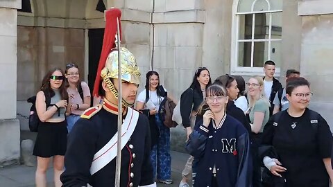 Disrespectful tourist laugh he can't even shout at them #horseguardsparade