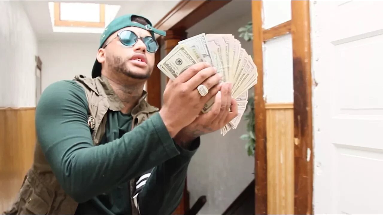 CHXPO - SHE LOVES ME (OFFICIAL MUSIC VIDEO)