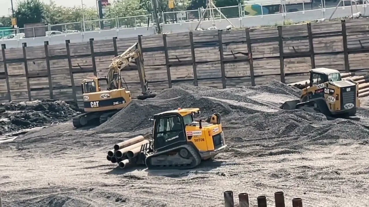 Nonstop Construction Near De la Savane