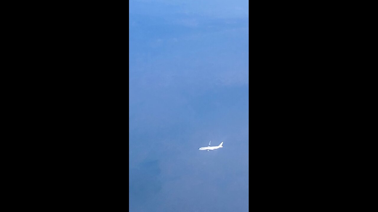 Another plane under passes my flight .. shocking