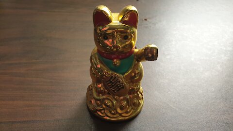 Lucky Charm Waving Cat