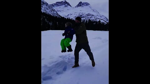Chris Hemsworth & family having fun on a snowy mountain