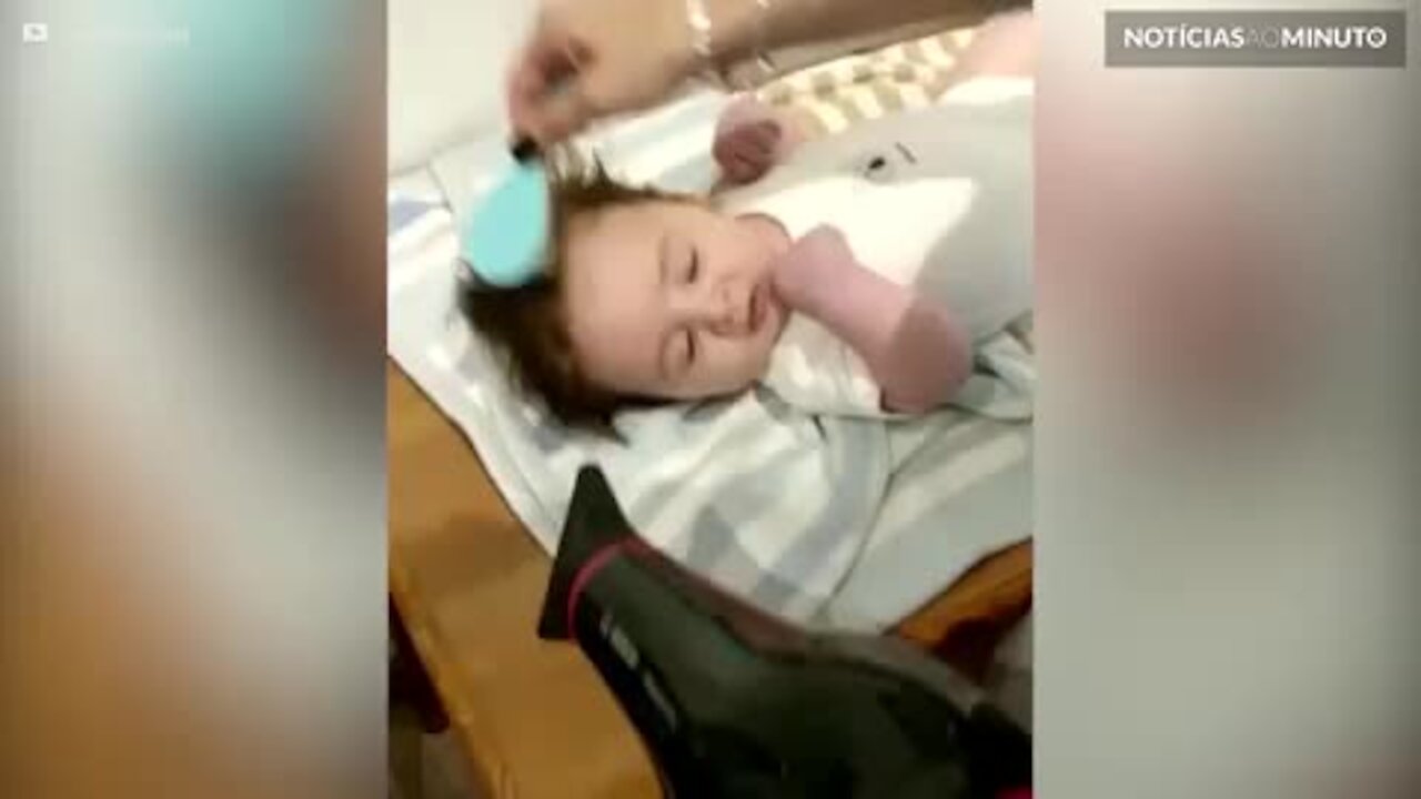 Bebê com 6 meses tem penteado de rock star!